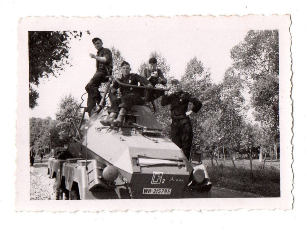 Frankreich 8 Rad Spähwagen SdKfz 232 der 7 Panzerdivision