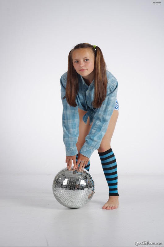 MarvelCharm_Nika-Disco-Ball-002