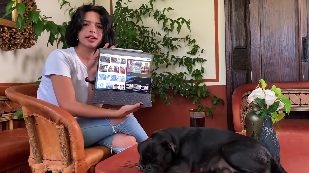 Por esta foto dicen que Ángela Aguilar tuvo un bebé a los 16 años