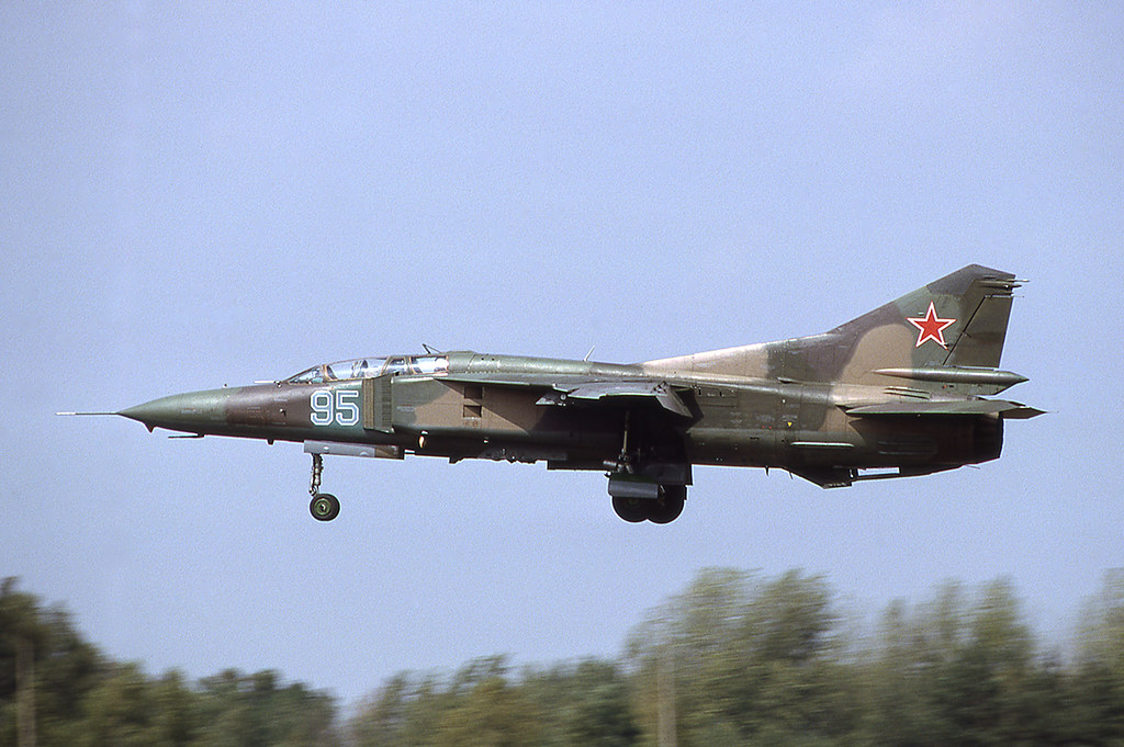 559 APIB Mig-23UB 95 Blue_9903317_[Finsterwalde 8.92]