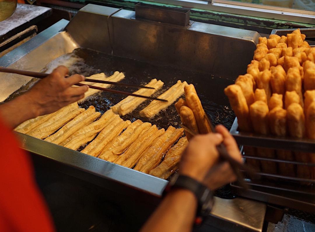 Cakue Peneleh, jajanan legendaris yang jadi oleh-oleh khas Surabaya.