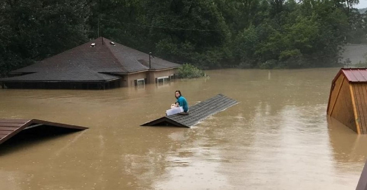 Joven queda atrapada al rescatar a su perrito de las inundaciones en Kentucky