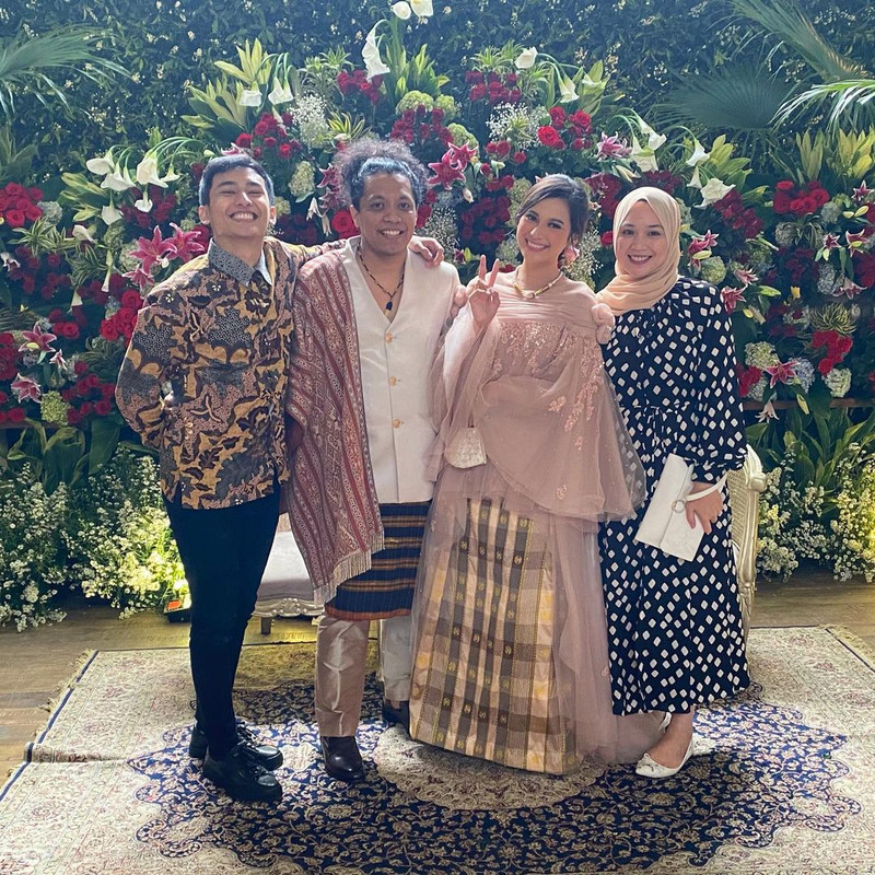 Ardit Erwandha dan sang istri menghadiri pernikahan Arie Kriting