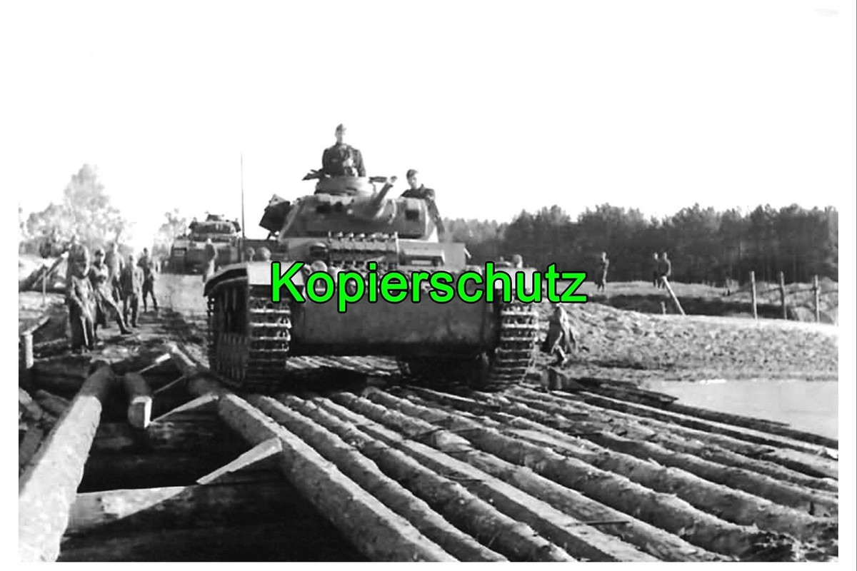 Panzer über Behelfsbrücke Vormarsch Rußland 1941