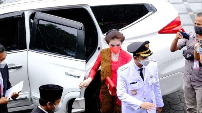 Gibran Rakabuming dan Selvi Ananda turun dari mobil menuju Grha Paripurna DPRD Kota Solo