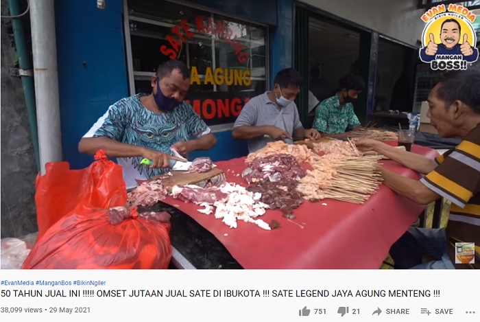 Pegawai di Sate Kambing Jaya Agung yang tengah sibuk memotong dan menusuk daging.