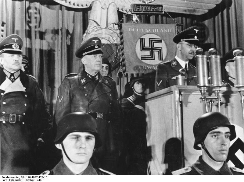 El Reichsführer SS Himmler, comandante del ejército de reemplazo alemán, habló ante los batallones de la Volkssturm de Prusia Oriental que fueron los primeros en tomar las armas. A su lado el Reichsführer-SS Obergruppenfuhrer Lammers y Generaloberst Guderian. Octubre de 1944
