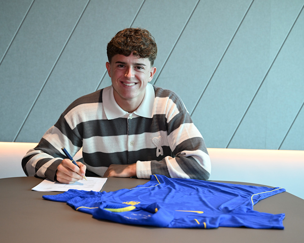 Holland signs his new contract at Cobham