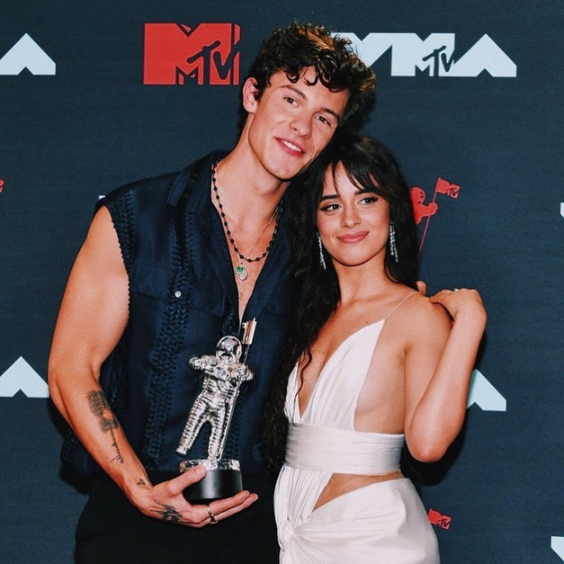 Camila Cabello mengunggah foto bersama Shawn Mendes sambil memegang piala MTV VMAs.