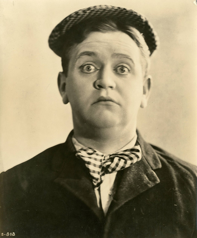1200px-Silent_film_actor_Lloyd_Hamilton_(SAYRE_3486)