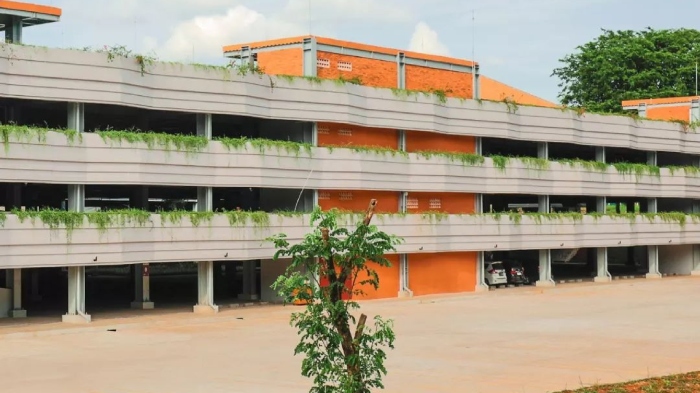 Poret gedung bertingkat yang digunakan sebagai lahan parkir di TMII.