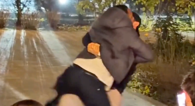 Хамзат Чимаев пребори Джон Джоунс на улицата, американецът избяга с викове