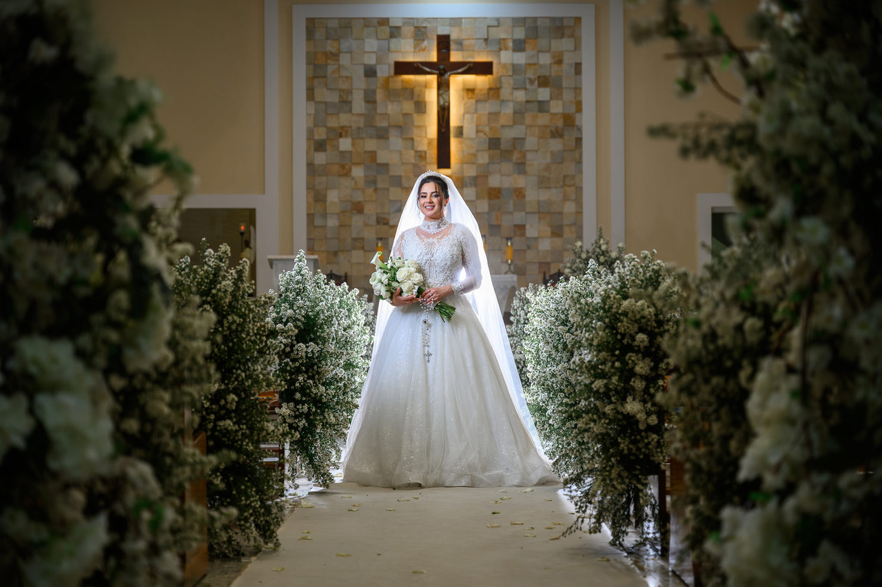 Noiva no corredor da cerimônia em igreja