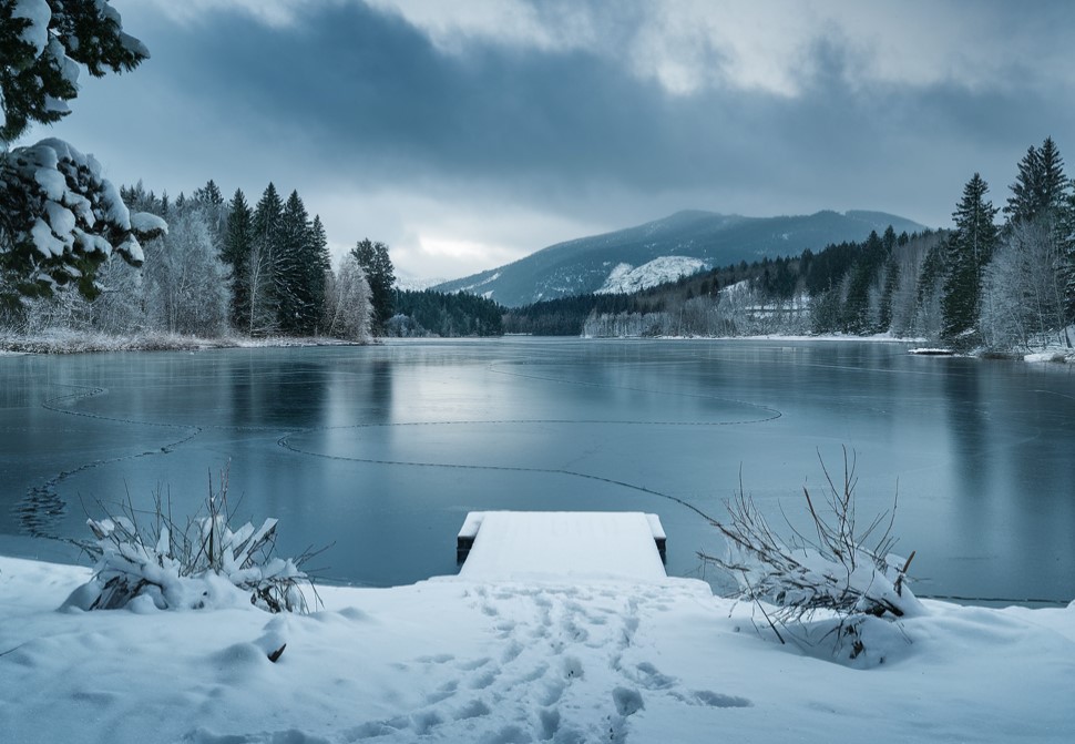 Снежный покров у озера