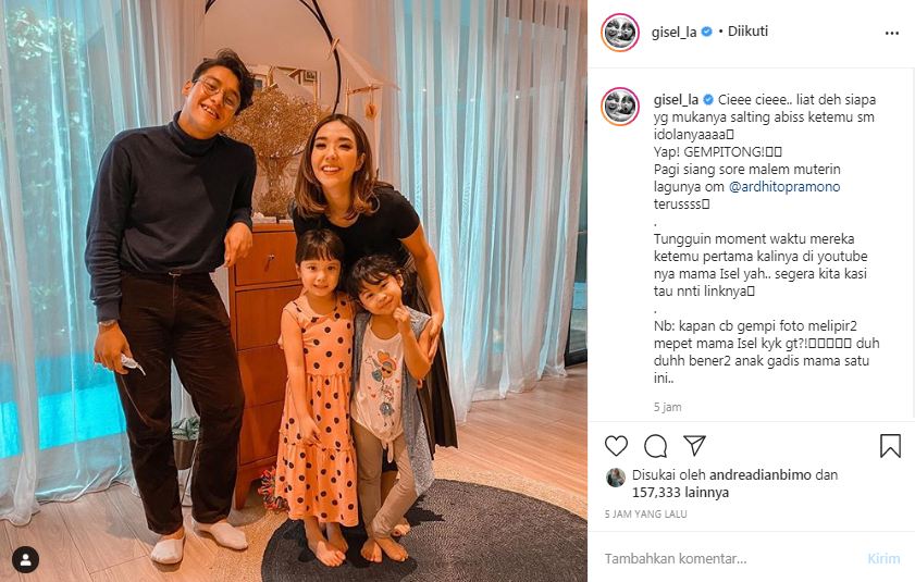 Gempi nampak salah tingkah saat diajak foto bersama Ardhito Pramono