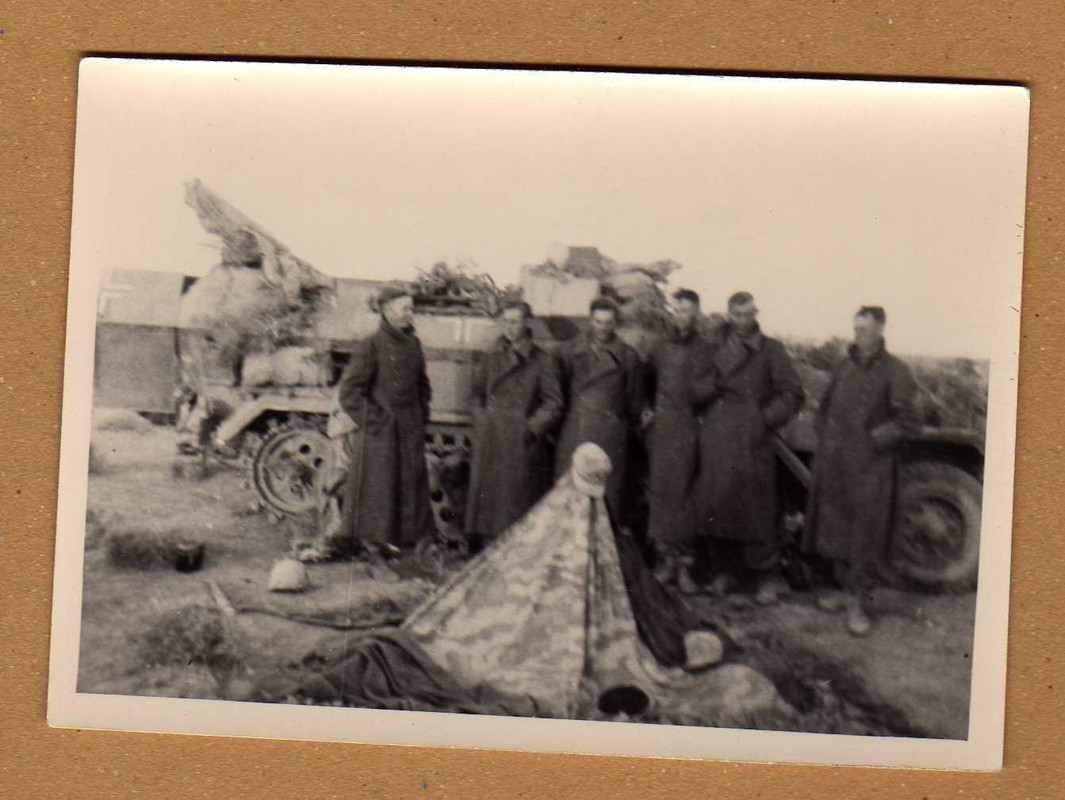 Foto Afrikakorps Wehrmacht Soldaten vor Schützen
