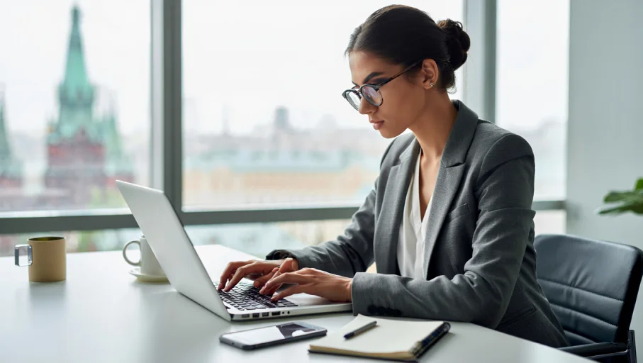 Девушка пишет SEO текст