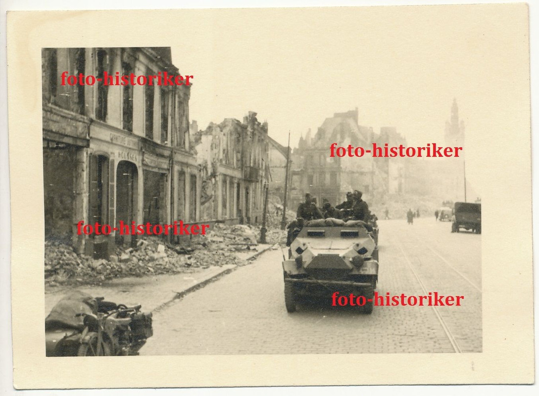 Kameraden in SDKFZ 251 Schützen Panzer Frankreic