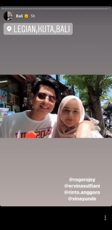 Cut Meyriska dan Roger Danuarta jalan-jalan di Legian