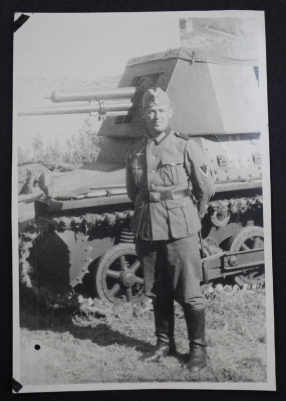 Foto Soldat vor Panzerjäger 1 Geschütz Panzer