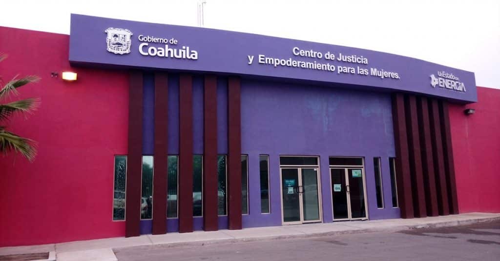 Mujer se defiende de hombre agresivo con un molcajete y termina detenida