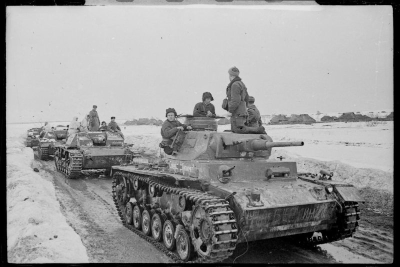 Колонна (трофейных) восстановленных немецких танков с советским десантом на броне. Головной танк Т-I