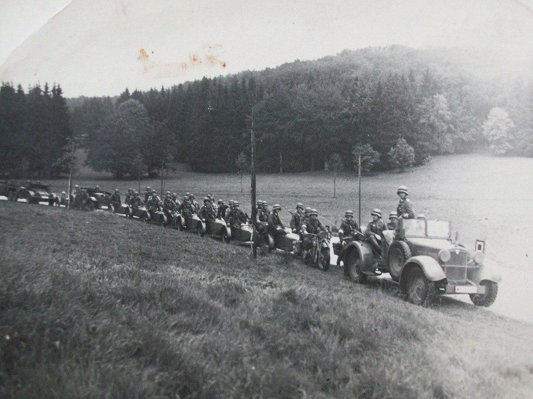 Kradschützenkompanie des Heeres auf den Marsch, 