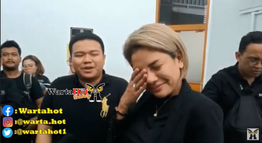 Nikita Mirzani menangis dapat dukungan mahasiswa