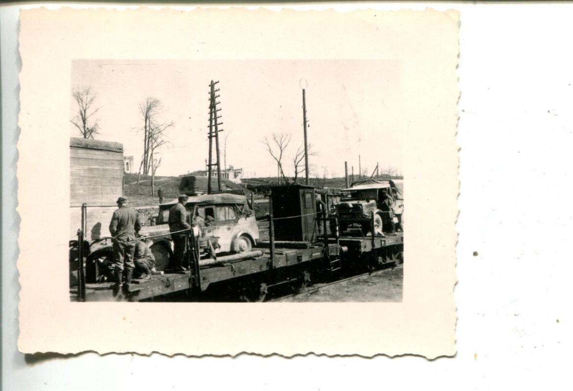 Orig.Foto Kübelwagen und LKWs auf Eisenbahn Bahn