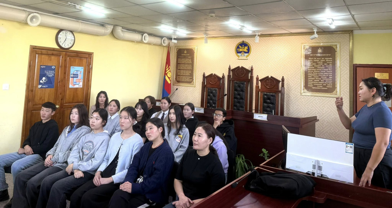 Сурагчид шүүхтэй танилцлаа.