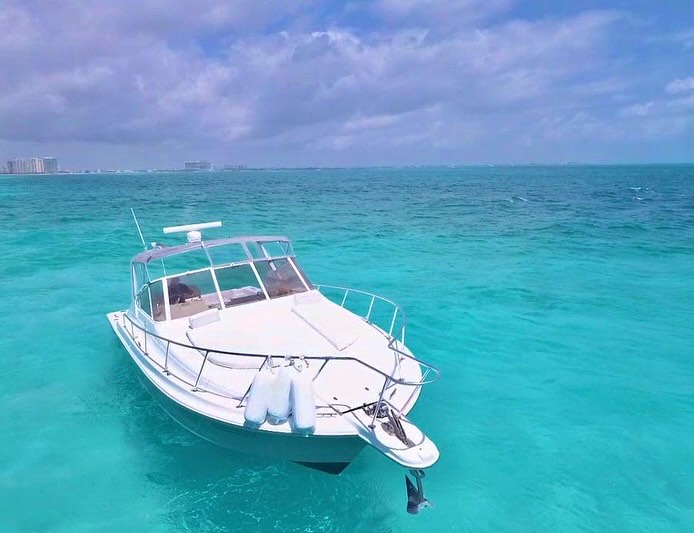 Blue Magic 38 ft yacht rental Cancun - Sound system and entertainment area for yacht parties and celebrations