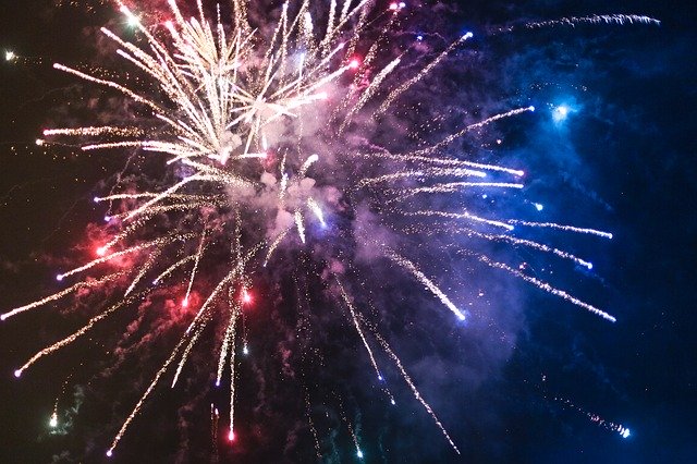 fireworks-865104-640.jpg
