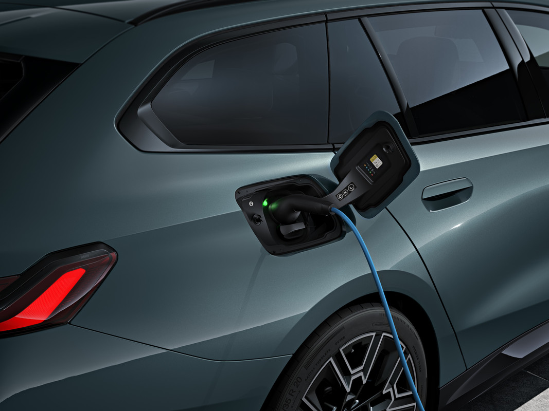 P90536880_highRes_the-new-bmw-i5-edriv