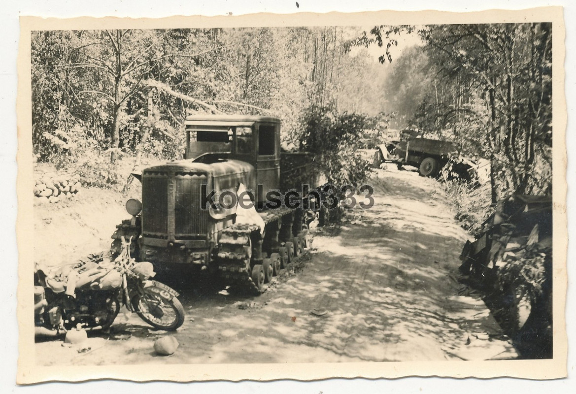 Foto Krad der Wehrmacht vor russischem Artillerie Traktor Schlepper im Osten ...