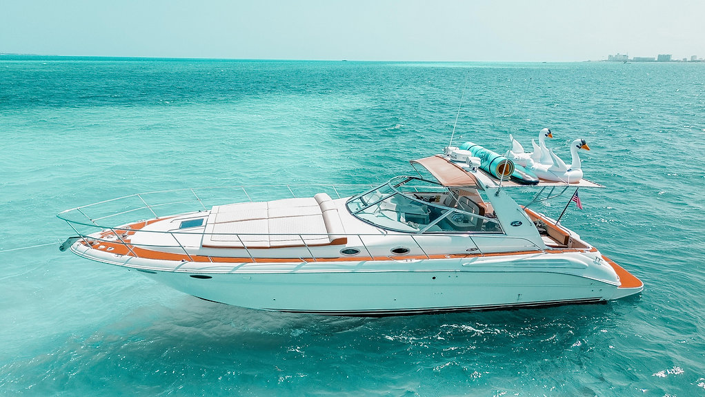 Seañorita 43 ft luxury yacht charter Cancun - Bathroom facilities and comfortable cabin for 15 guests