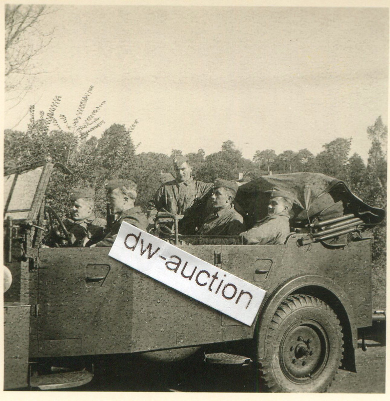 Fallschirmjäger mit Knochensack in Fahrzeug