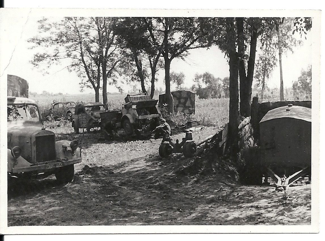 Orig.Foto Kübelwagen LKWs Wehrmacht Rast in Russ