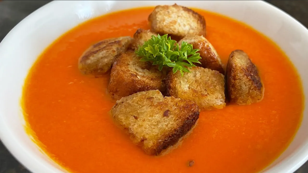 Disfruta de una cena ligera y saludable, crema de tomate con chipotle