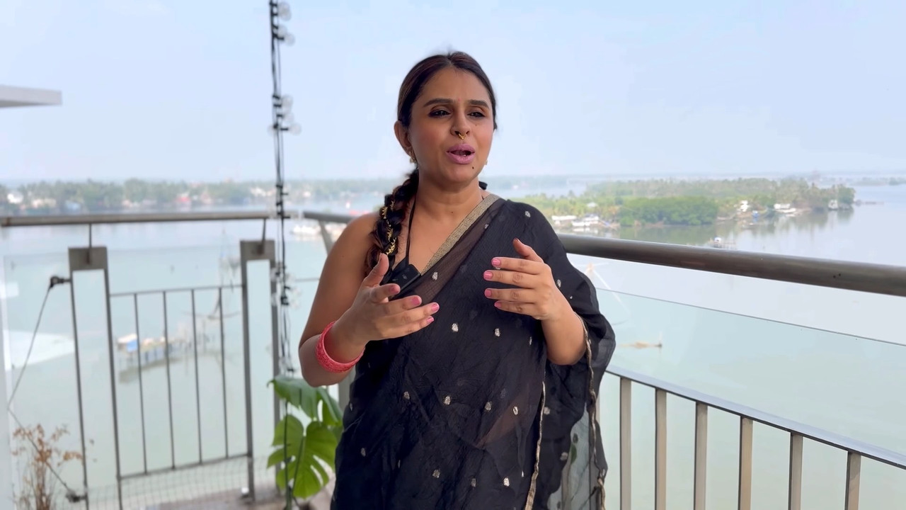 Malayali Sexy vlogger navel in sleeveless black saree mp4 snapshot 00 03 255