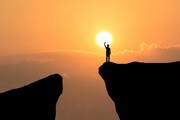 hombre-parte-superior-montana-hombre-libertad-fondo-puesta-sol-1