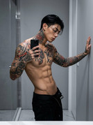 Man-holding-smartphone-mirror-se-202605131804