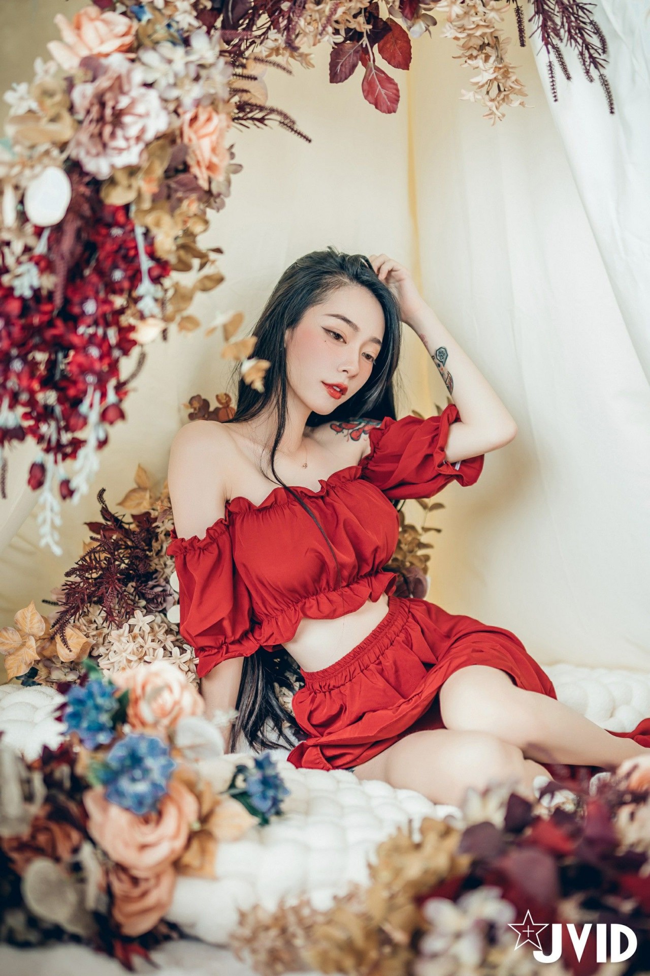 jvid 飄 飄《女神比基尼》美女写真，躺在浴缸场景，尽显性感姿态插图2