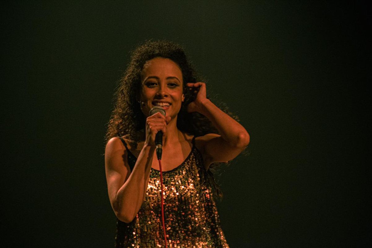 A menina com Asas por um Fio 4 - Rayza Noiá