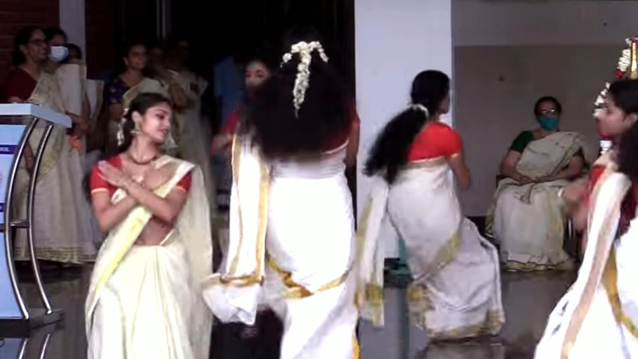 Cute Beautiful Malayali girl Navel slips while thiruvathira.mp4_snapshot_00.12.831