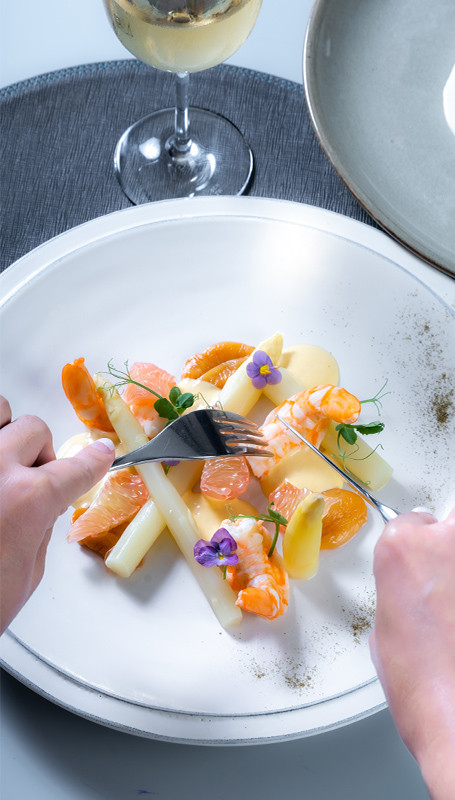 White Asparagus with Prawns Red Pomelo Salacca Fruit and Hollandaise Foam