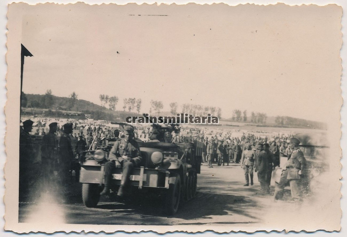 Orig. Foto SdKfz 10-4 Halbkette m. 2 cm Flak Geschütz Gefangene Frankreich 1940