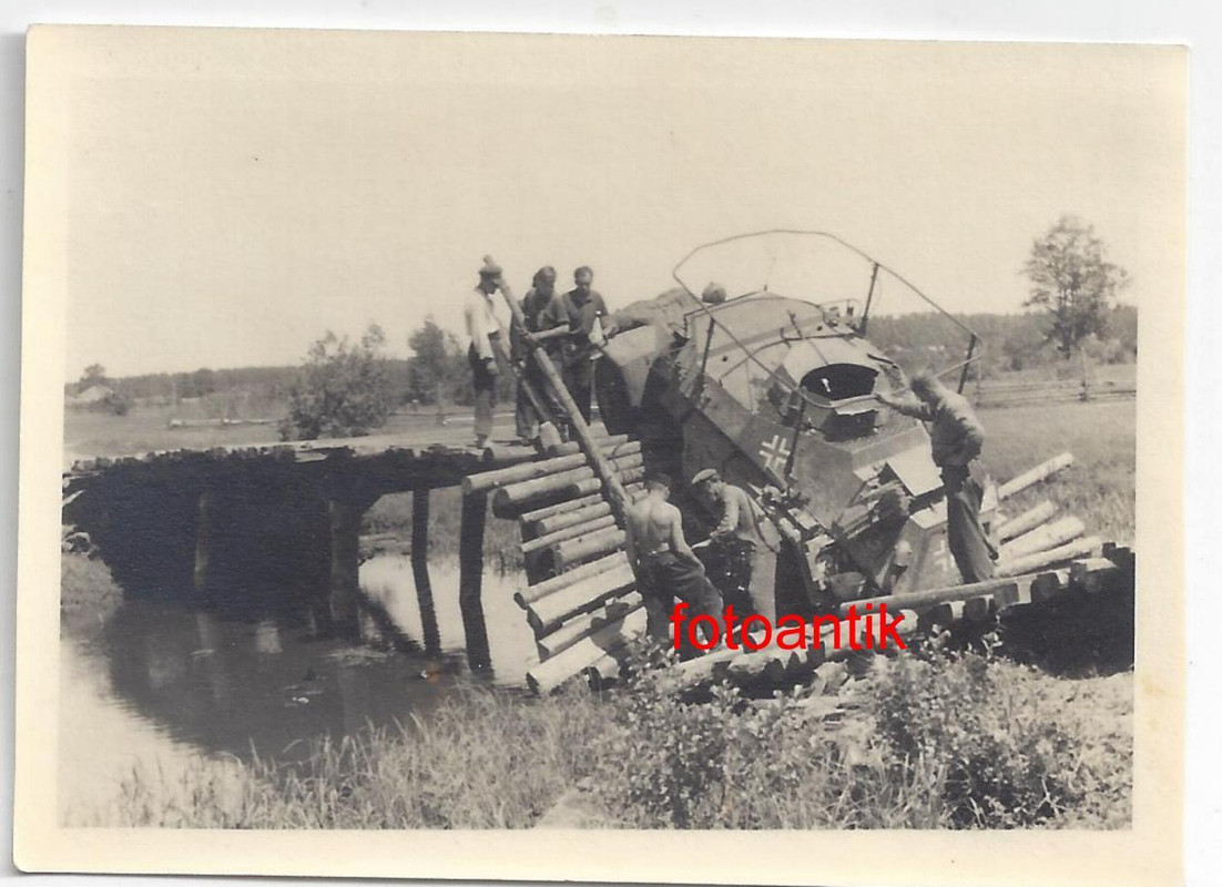 Foto 2 WK, Panzer, Spähpanzer, Kennung von Brücke gestürzt, Sold