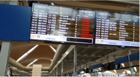 Jadwal penerbangan di Bandara Internasional Kuala Lumpur yang ditutup dan dibatalkan, Jumat (20/3/2020) pagi.