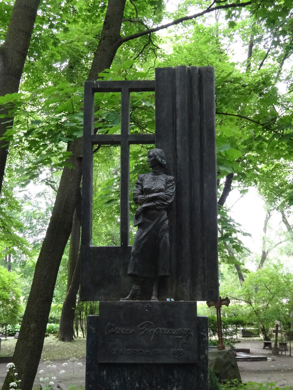 05-Mogila-poetessy-O-F-Berggolc
