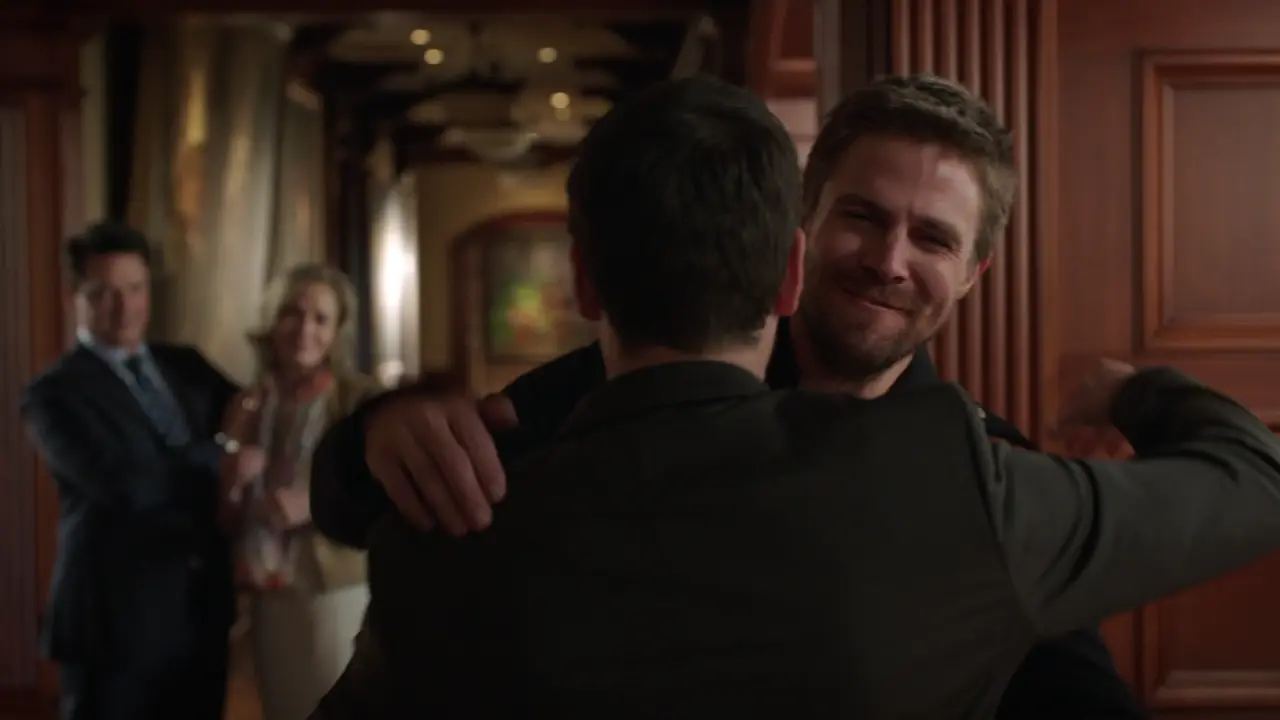 Arrow.S08E01.Starling.City.1080p.BDRip.ITA.ENG.AC3.FLAC.x264-BlackBit[screenshot 1]